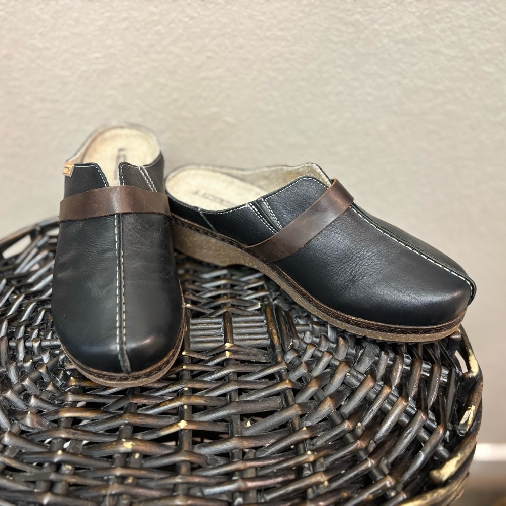 Pikolinos mules, size 8